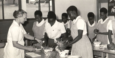 116076 Kookles op de huishoudschool in Uganda