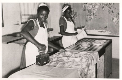 116077 Strijken en drogen op de huishoudschool in Uganda