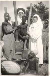 116079 Witte Zusters met vier jonge Afrikaanse vrouwen op een missiepost bij Tabore (Tanzania)
