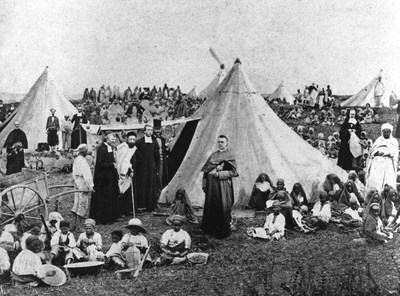 116090 Mgr. Charles Lavigerie in een opvangkamp voor weeskinderen in Algerije