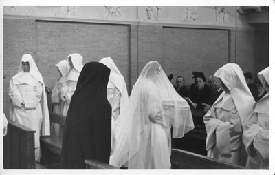 116115 Postulanten bij het verlaten van de kapel om het kloosterkleed te gaan aantrekken
