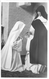116117 Geprofeste zuster die haar kruisje ontvangt