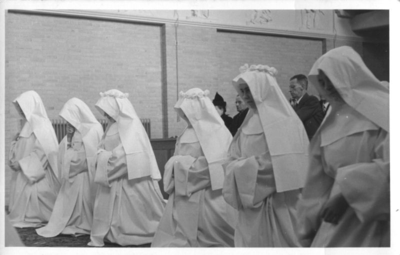 116120 Novicen en geprofeste zusters knielen voor het altaar