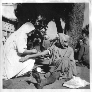 116133 Zuster die man op straat in Algerije een injectie toedient