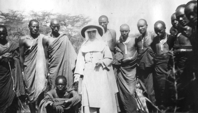 116134 Eén van de eerste Witte Zusters in het binnenland van Afrika, te midden van Afrikaanse mannen