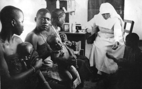 116144 Wachtende moeders met kinderen in een polikliniek van de Witte Zusters
