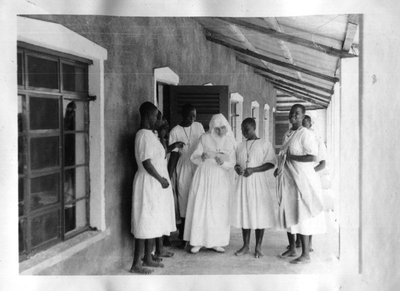 116148 Algemeen overste van de Afrikaanse Zusters in het bisdom Tabora, Tanganjika (Tanzania), met enige andere zusters ...