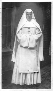 116152 Zuster Gerhardus (Elisabeth Gerritsen) voor haar vertrek naar de missie in Afrika