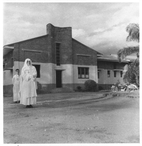 116154 Zuster Elisabeth Gerritsen met pater Frans Eppink wp voor huis in Usumbura te Burundi