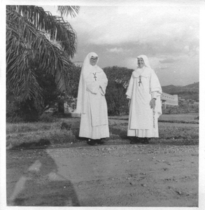 116155 Zuster Elisabeth Gerritsen en zuster Gerhardus in Usumbura (Burundi), met op de achtergrond het ziekenhuis