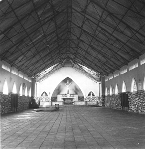 116156 Interieur van de kerk op de missiepost Gihanga in Burundi