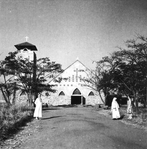 116157 Pater Frans Eppink wp, zuster Elisabeth Gerritsen en Ans Schmink voor de kerk op de missiepost Gihanga (Burundi)