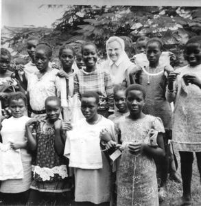 116160 Zuster Elisabeth Gerritsen te midden van leerlingen van de naaischool in Burundi