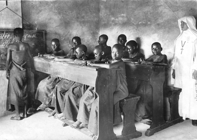 116163 Afrikaanse jongens in de schoolbanken, Midden-Afrika