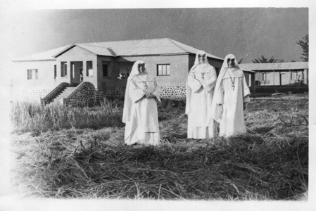 116168 Witte Zusters voor hun klooster in Mabombe (Tanzania)