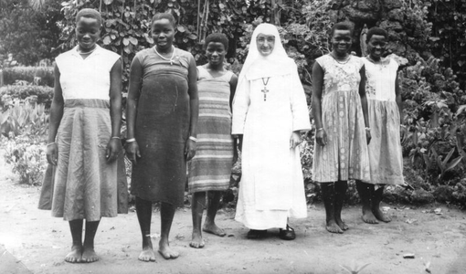 116178 Zuster Colette met jonge vrouwen in Kakonko (Tanzania)