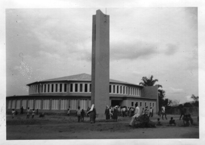 116179 Nieuwe kerk van Kirondo (Tanzania), met op de voorgrond de klokkentoren