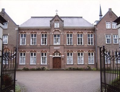 116189 Voorgevel van klooster Sancta Monica van de Witte Zusters in Esch