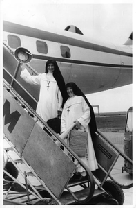 116209 Zuster Antoinette Winkelman en zuster Jeanne Simons bij hun vertrek naar Tanzania