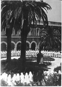 116212 Het zingen van het Sancta Maria rond het Mariabeeld in de tuin van het moederhuis te Algiers tijdens het ...
