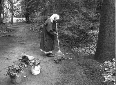 116235 Zuster Siegfrida aan het werk in de tuin van klooster St. Jozef in Sterksel