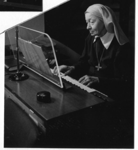 116246 Zuster Siegfrida aan het orgel in de kloosterkapel te Sterksel