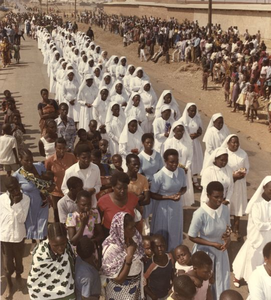 116269 Processie van Witte Zusters, novicen, vrouwen en kinderen in Afrika