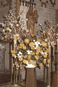 116272 Mariabeeld met bloemen versierd voor de H. Mis bij het vertrek van de Witte Zusters in Vorstenbosch