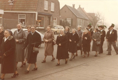 116275 De Witte Zusters onder begeleiding van het Gilde op weg naar het Gemeenschapshuis in Vorstenbosch
