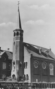 168102 De haan en kruis geplaatst op de nieuwe toren van de kloosterkapel te Grave-Velp
