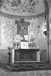 168108 Kloosterkapel te Grave-Velp met zilveren godslamp en muurschilderingen