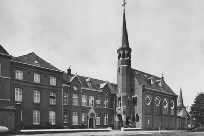 168115 Kapel en klooster te Grave-Velp met nieuwe beplanting en het verwijderde hek