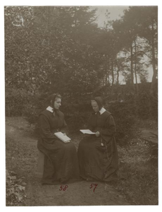 168117 Twee novicen in de kloostertuin Grave-Velp