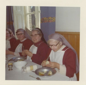 168127 Zusters aan de maaltijd in het klooster te Grave-Velp