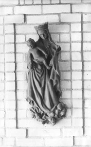 152255 Het Mariabeeld in de vestibule van de R.K. Huishoudschool St. Maria te Hoogkarspel