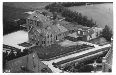 152259 Luchtfoto van het kloostercomplex te Kwadendamme