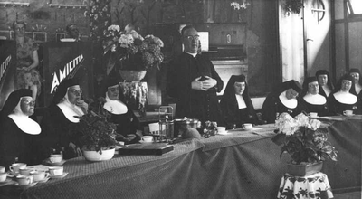 152304 De zusters vieren feest met rector J. Slijkerman ter gelegenheid van 25 jaar aanwezigheid te Hoogkarspel