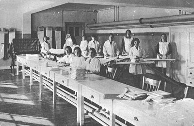 152309 Meisjes in het waslokaal tijdens het eerste jaar van de Landbouw Huishoudschool te Bergen