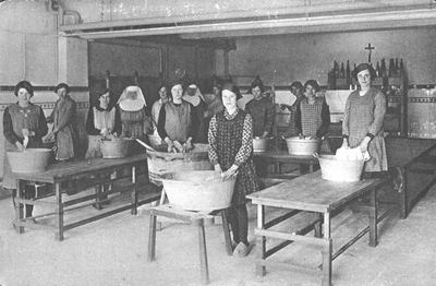 152310 Meisjes in het strijklokaal tijdens het eerste jaar van de Landbouw Huishouschool te Bergen