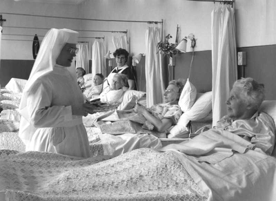 152323 Zuster Blanca op de ziekenzaal voor vrouwen van Pension Eykenburg te Den Haag
