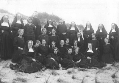 152327 Groepsfoto van zusters, rector en leerlingen van het internaat tijdens de grote wandeldag te Bergen
