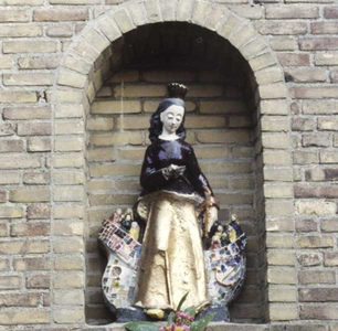 152331 Ursulabeeldje in een nis in de buitenmuur van de kapel van Huize Angela te Nieuwveen