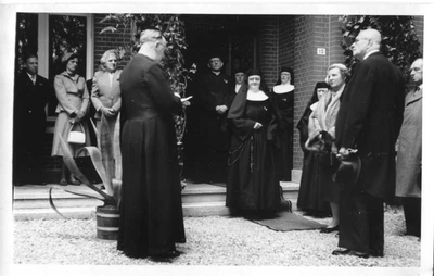 152338 Koningin Juliana (r) op bezoek in Huize Angela te Nieuwveen