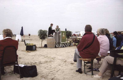 152344 Kerkdienst op het strand van Terschelling bij het professiefeest van vier zusters