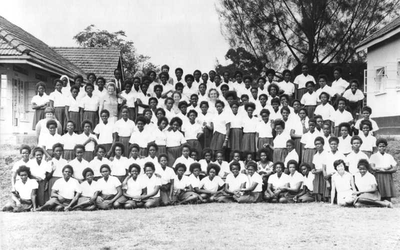 152348 Groepsfoto van alle leerlingen van de dameskweekschool in Oeganda