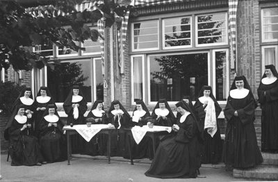 152350 De zusters zitten buiten tijdens de recreatie bij het Petrus Canisius Retraitehuis te Bergen