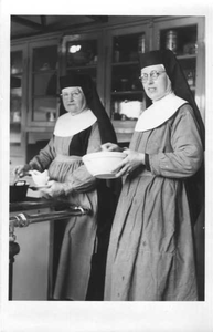 152352 Zusters Maria (l) en Loretta in de keuken van het Petrus Canisius Retraitehuis te Bergen