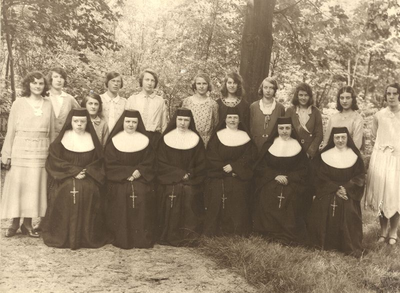 152366 De communiteit van de zes zusters van Uitgeest samen met internen