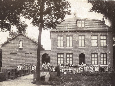 152368 Groepsfoto van alle kinderen van de St. Josephschool samen met de eerste communiteit te Groenendijk