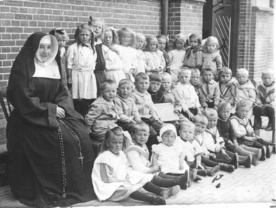 152387 Zuster Ursula, de eerste zuster van de bewaarschool te Oudorp
